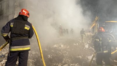 Рятувальники розбирають завали будинку на Академіка Проскури у Харкові, 23 січня 2024 року Рятувальники розбирають завали будинку на Академіка Проскури у Харкові, 23 січня 2024 року