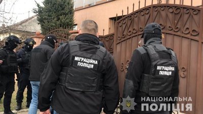 Били та вимагали гроші: на Закарпатті утримували нелегалів з Індії