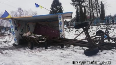 Туалети на дорозі і вози на зупинках: як на Рівненщині капостять на 14 січня Туалети на дорозі і вози на зупинках: як на Рівненщині капостять на 14 січня