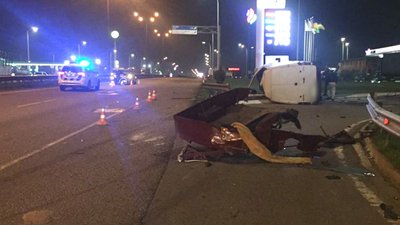 Біля Рівного бус врізався у легковик: пошкоджені відбійник і реклама