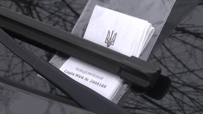 У Луцьку штрафують водіїв, які паркуються біля лікарні і блокують рух "швидким" У Луцьку штрафують водіїв, які паркуються біля лікарні і блокують рух "швидким"