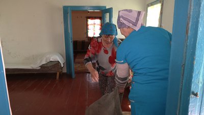 Безробітні жінки облаштовують жило для переселенців на Рівненщині