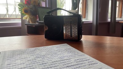 З радіоприймачем на батарейках та готуючись спускатися в укриття: як писали радіодиктант у Прилуках