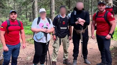 Туристи, Карпати, гірські рятувальники
