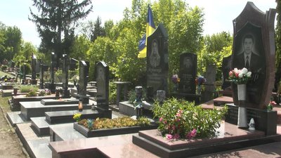 Живі квіти на могилах місцевого кладовища, травень 2024