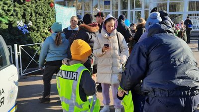 У Херсоні діти з батьками зустрічали Різдво з патрульними поліцейськими У Херсоні діти з батьками зустрічали Різдво з патрульними поліцейськими