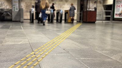 тактильні індикатори в метро Києва