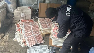 Правоохоронці конфіскують надруковані марки