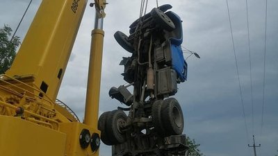 На Тернопільщині вантажівка провалилася на мосту