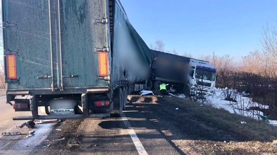 Через ДТП з трьома вантажівками на трасі Одеса-Рені ускладнений рух транспорту