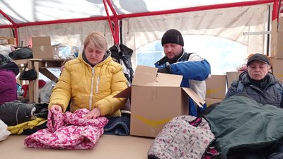 Новий пункт видачі: у Полтаві переселенцям роздають одяг, іграшки та інші речі