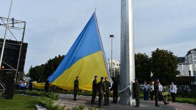 У Луцьку на 50-метровий флагшток підняли найбільший прапор на Волині