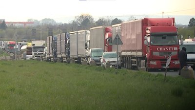 На пунктах пропуску з Польщею утворилися черги На пунктах пропуску з Польщею утворилися черги