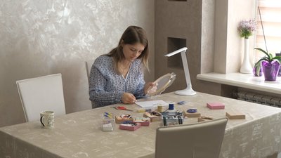 "Виготовляє прикраси, які продає". Переселенка, що переїхала у Вінницю, передала ЗСУ 15 тисяч гривень