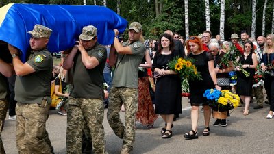 У Чернівцях на Алеї Слави вшанували пам'ять та попрощались з медійником Максимом Шварцманом
