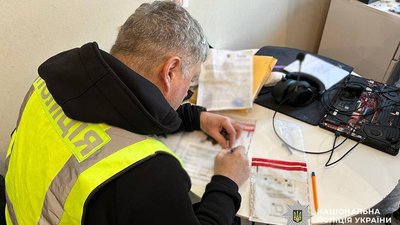Поліцейський складає протокол