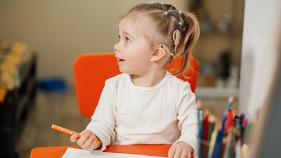 Дівчинка зі слуховим апаратом 