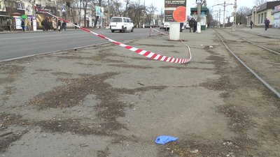 У Миколаєві, біля зупинки громадського транспорту, перехожі знайшли тіло чоловіка