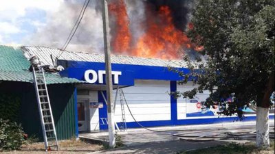 30 рятувальників гасять пожежу в магазині на Харківщині