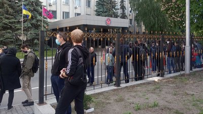 Справа Стерненка: під СБУ влаштували акцію на підтримку активіста Справа Стерненка: під СБУ влаштували акцію на підтримку активіста