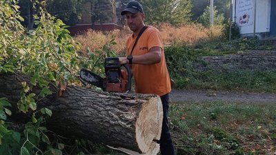 Повалені дерева, зірвані дахи та обірвані електромережі: у Краматорську комунальники ліквідовують наслідки негоди Повалені дерева, зірвані дахи та обірвані електромережі: у Краматорську комунальники ліквідовують наслідки негоди