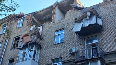 Ракетний удару по Дніпру: день по тому. Що відбувається на місці — фоторепортаж Ракетний удару по Дніпру: день по тому. Що відбувається на місці — фоторепортаж