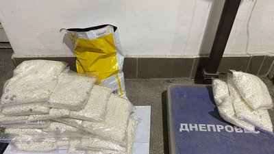 На Закарпатті уродженця РФ підозрюють у ввезенні в Україну оптових партій таблеток, з яких виробляють метамфетамін