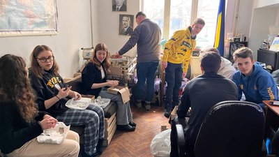 В Тернополі Спілки Української Молоді виготовила 2 000 окопних свічок для бійців В Тернополі Спілки Української Молоді виготовила 2 000 окопних свічок для бійців