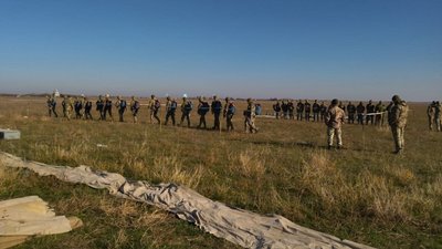 Десантування з повітряного судна Мі-8: у Миколаєві морпіхи стрибали з парашутом Десантування з повітряного судна Мі-8: у Миколаєві морпіхи стрибали з парашутом