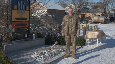 На Вінниччині родина встановила на подвір’ї пам’ятний знак загиблим воїнам АТО/ООС На Вінниччині родина встановила на подвір’ї пам’ятний знак загиблим воїнам АТО/ООС