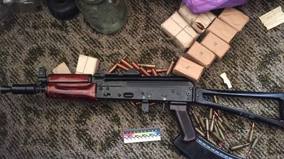 "Автомати, пістолет та багнет-ножі". У Сумах вилучають незаконну зброю