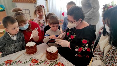У Тернопільському дитсадку зібрали військовим великодні гостинці У Тернопільському дитсадку зібрали військовим великодні гостинці