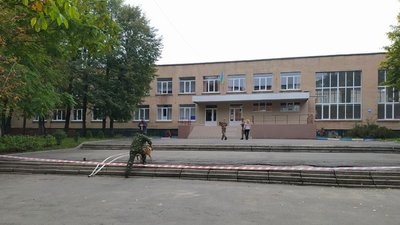На місці події працює вибухотехнічна служба та рятуваотники На місці події працює вибухотехнічна служба та рятуваотники