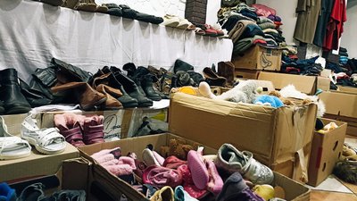 Лариса Артемова з Луганська організувала у Житомирі пункт прийому речей для переселенців Лариса Артемова з Луганська організувала у Житомирі пункт прийому речей для переселенців