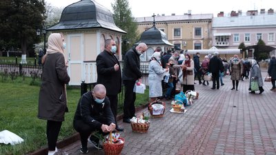 Як у Чернівцях освячували великодні кошики