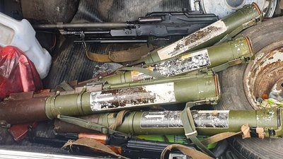 Поблизу Волновахи військові затримали чоловіка, який перевозив в автівці арсенал зброї та набої
