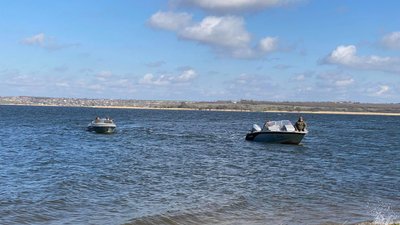 Нерестова заборона. Миколаївські інспектори перевіряють акваторію річки Південний Буг Нерестова заборона. Миколаївські інспектори перевіряють акваторію річки Південний Буг