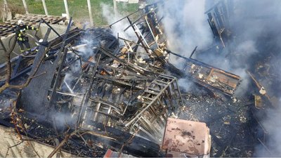 У Харкові палав будинок та гараж неподалік Журавлівського гідропарку У Харкові палав будинок та гараж неподалік Журавлівського гідропарку