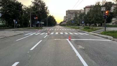 В Івано-Франківську на вулиці Тролейбусній змінили схему дорожнього руху: буде смуга для громадського транспорту