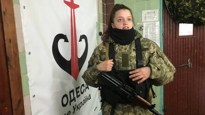 Шість кілограмів амуніції без бронежилета: як одеські військовослужбовиці захищають місто. ВІДЕО Шість кілограмів амуніції без бронежилета: як одеські військовослужбовиці захищають місто. ВІДЕО