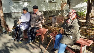 У Кропивницькому мешканка будинку захаращує під'їзд непотребом