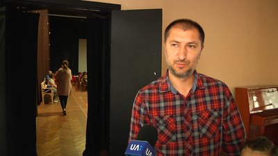 У Житомирі 20 дітей одночасно грали в шахи з міжнародним майстром Ігорем Випханюком