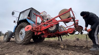 Миколаївські фермери власноруч розміновують та засіюють поля Миколаївські фермери власноруч розміновують та засіюють поля