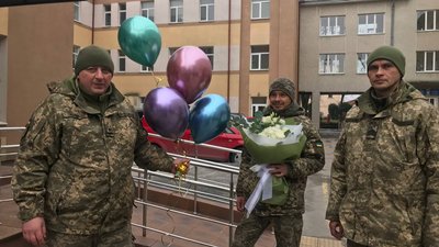 військовослужбовці