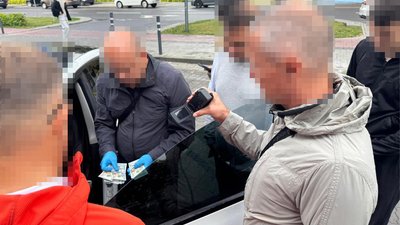 Затримання лікаря при одержані ним хабаря у 8000 доларів США