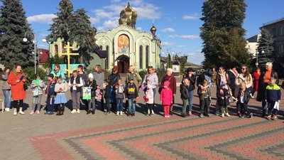 У Черкасах діти переселенців привітали військовослужбовців із Днем захисників і захисниць