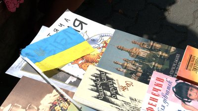 У Франківську шестеро школярок за два дні вторгували 8 тис. грн для ЗСУ. Продають книжки, вазони і косметику У Франківську шестеро школярок за два дні вторгували 8 тис. грн для ЗСУ. Продають книжки, вазони і косметику