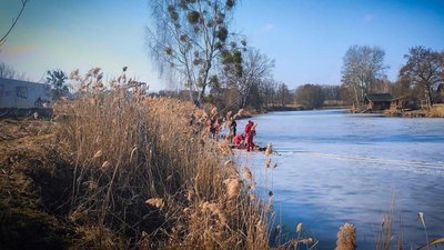 Опинилися у воді: двох людей врятували зі ставка на Київщині Опинилися у воді: двох людей врятували зі ставка на Київщині