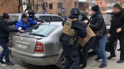 Чотирьох чоловіків затримують правоохоронці