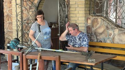 Алла з чоловіком прибирають в родинному кафе "Боцман"